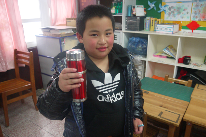 學生於下課時用環保杯裝水