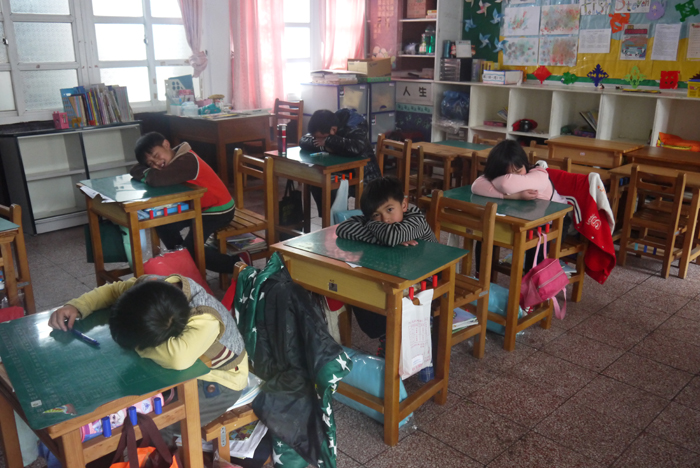 午餐及午休時間關燈1小時