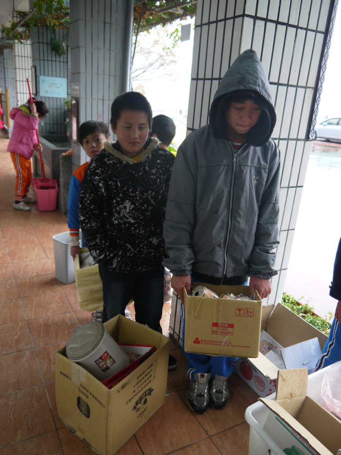 學生進行資源回收